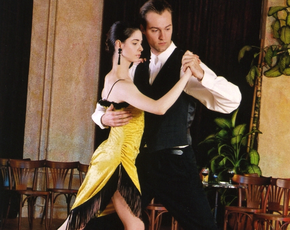 tangopaar-tangokleid-samt-gelb